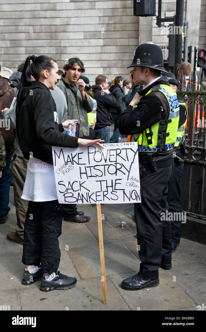 Manifestant de parler à un agent de police lors d'une manifestation dans la ville de Londres. Banque D'Images