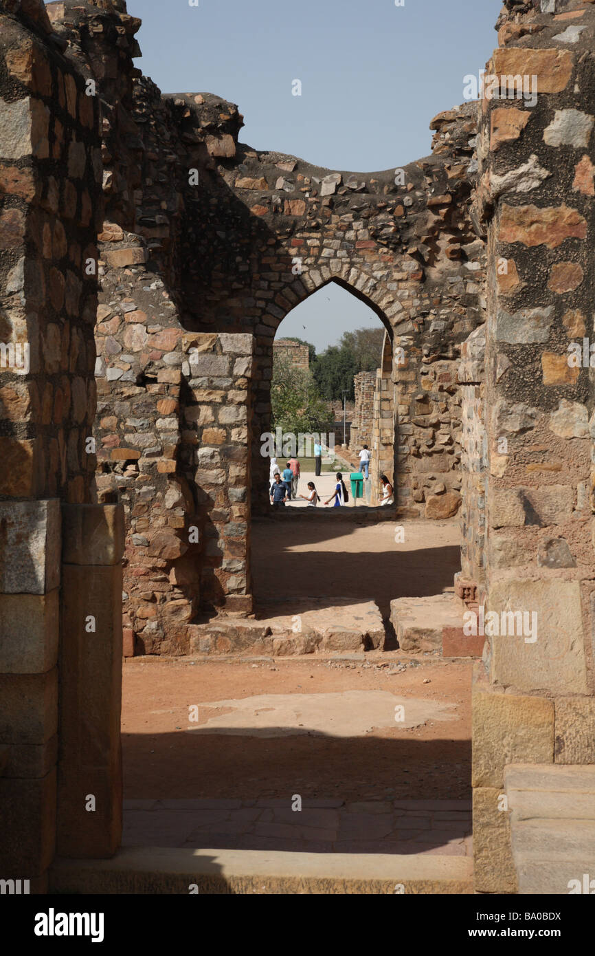 Peaople parmi les structures en pierre au complexe Qutb Minar au sud de Delhi, Inde Banque D'Images