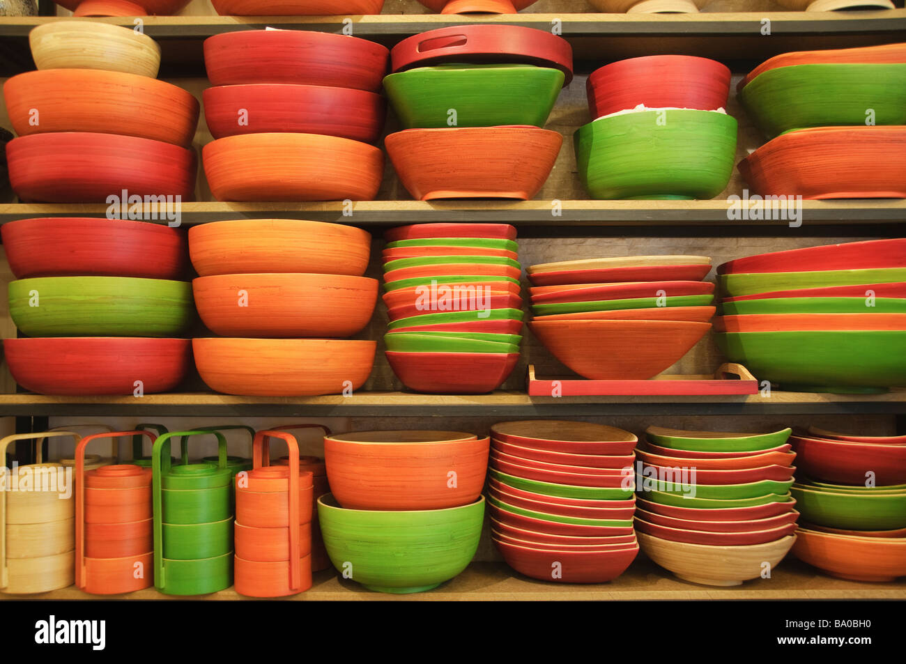 Bols colorés dans un studio d'art à Hanoi Vietnam Banque D'Images