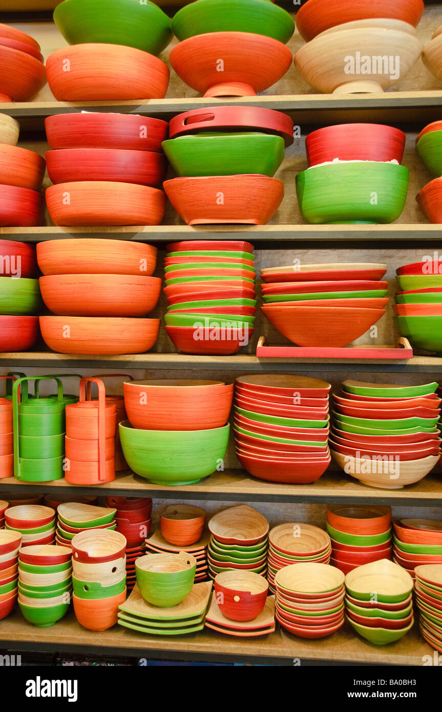 Bols colorés dans un studio d'art à Hanoi Vietnam Banque D'Images