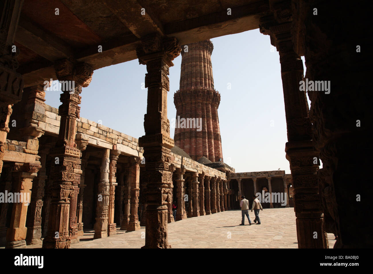 Qutb Minar à structures complexes, y compris la tour de grès sculptés ornés, au sud de Delhi, Inde. Banque D'Images