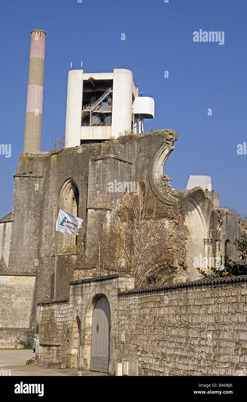 Angoulême, SW France, Abbaye de la Couronne et de Lafarge cement works Banque D'Images