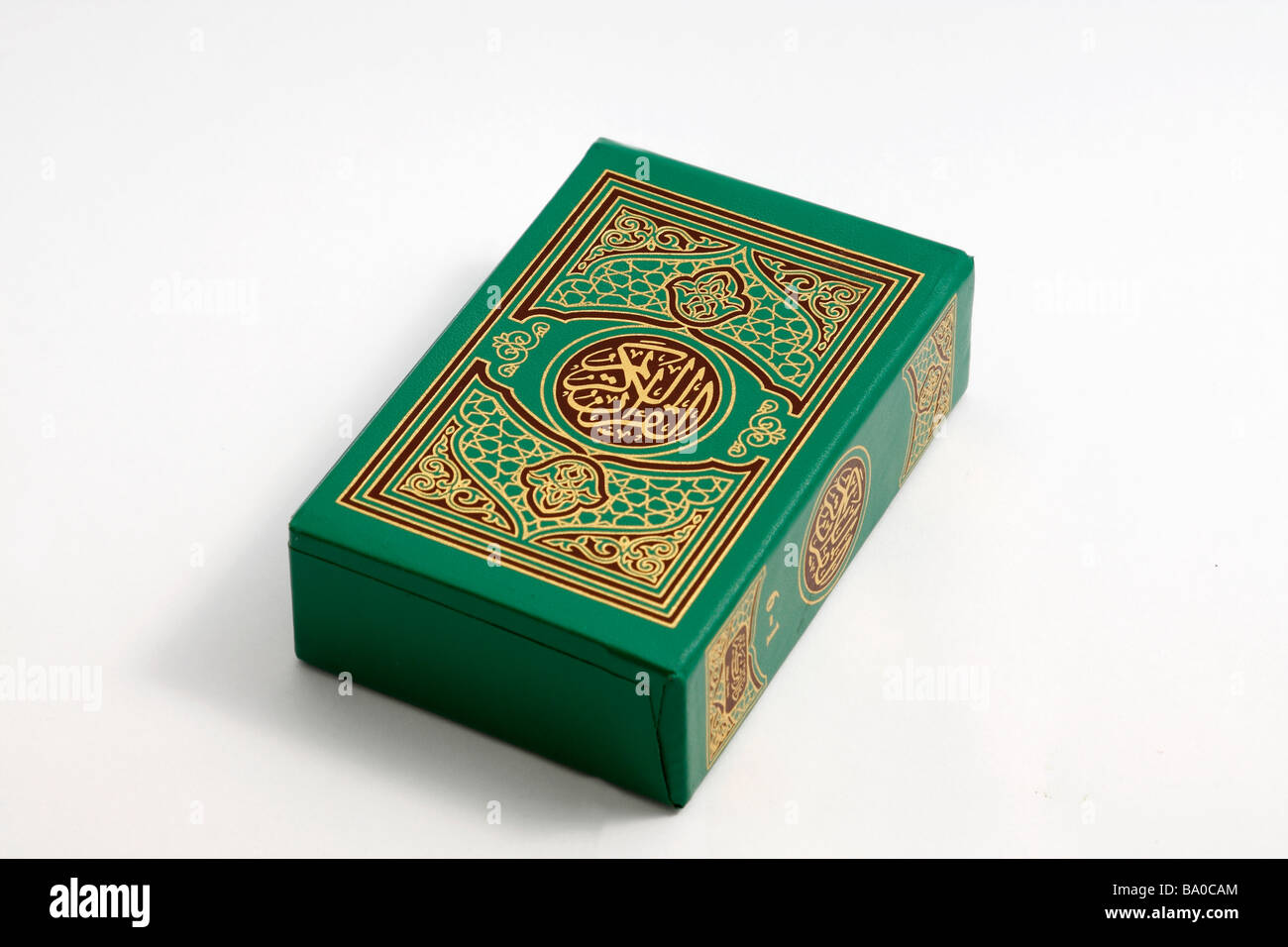 Coran (Kuran) livre isolé sur fond blanc. Banque D'Images