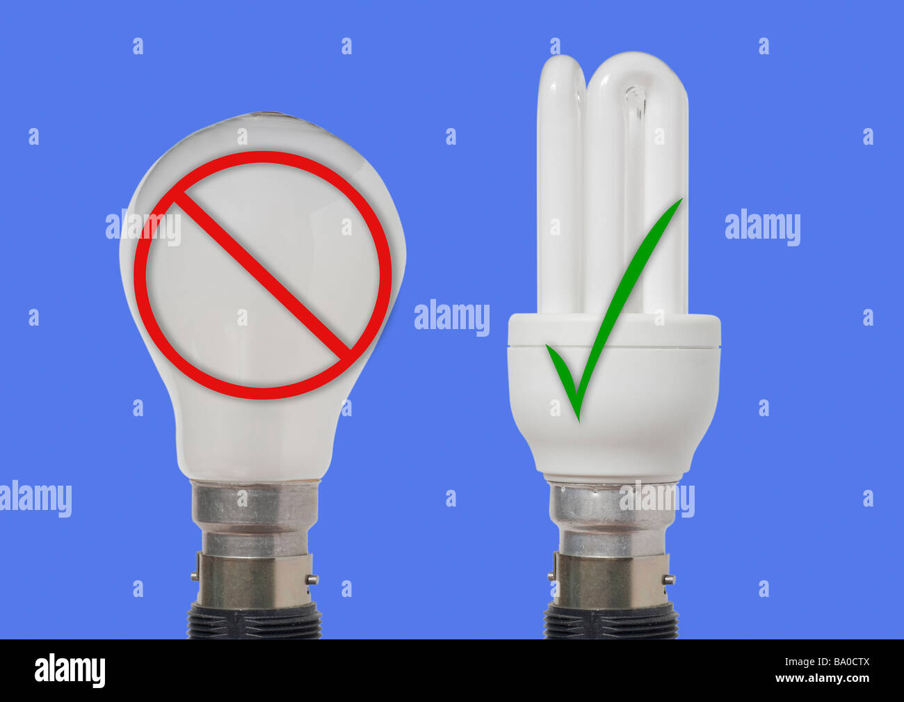 Ampoule à incandescence un équivalent et d'économies d'énergie illustrant interdiction de l'UE qui entre en vigueur en septembre 2009. Banque D'Images