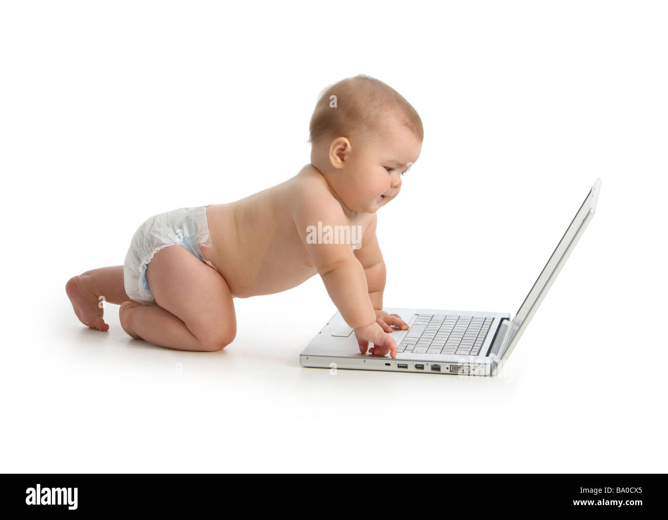 Bébé avec un ordinateur portable sur fond blanc Banque D'Images