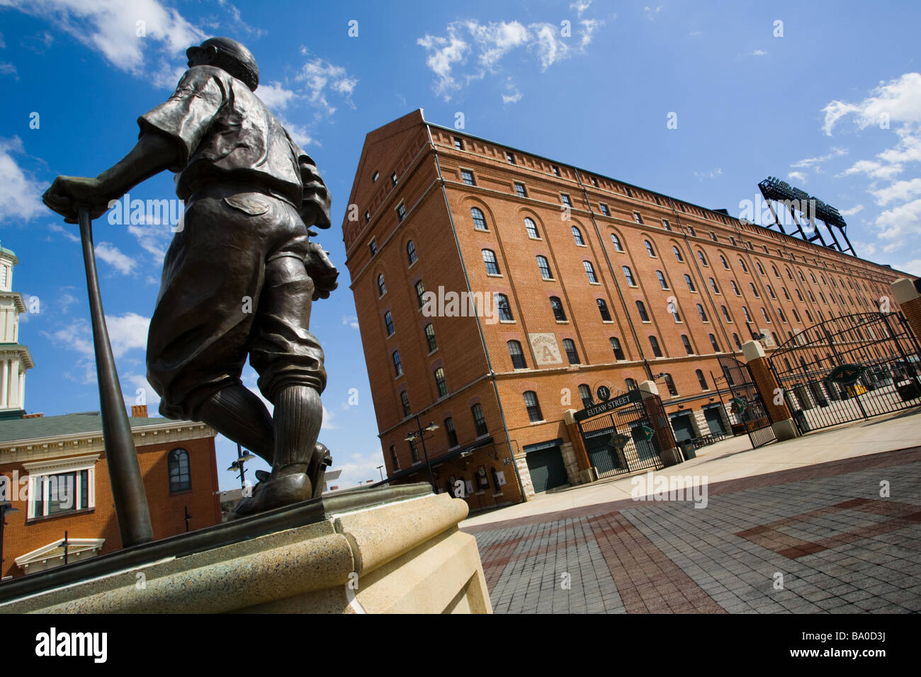 Statue de Babe Ruth fronts Orioles Park at Camden Yards B et O la plus longue d'entrepôt immeuble sur Côte Est Baltimore Maryland Banque D'Images