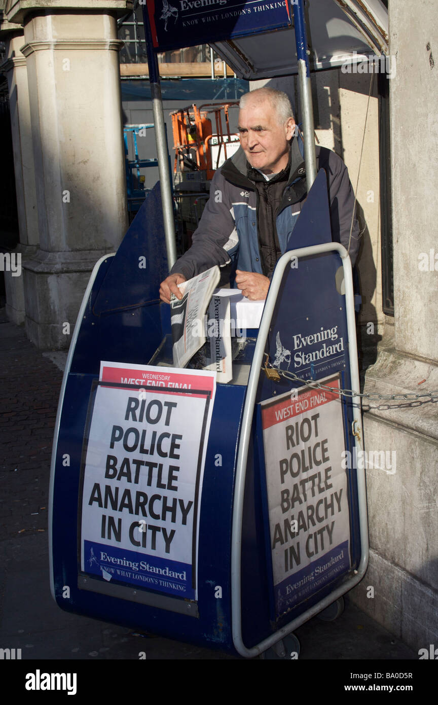 Man selling Evening Standard. Banque D'Images