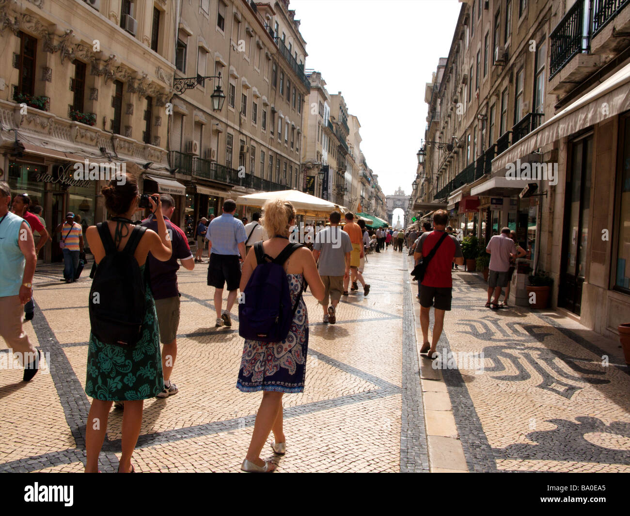 Rue commerçante principale, Rua Augusta à Lisbonne, Portugal avec des touristes faisant du shopping sous un soleil éclatant et un beau temps Banque D'Images