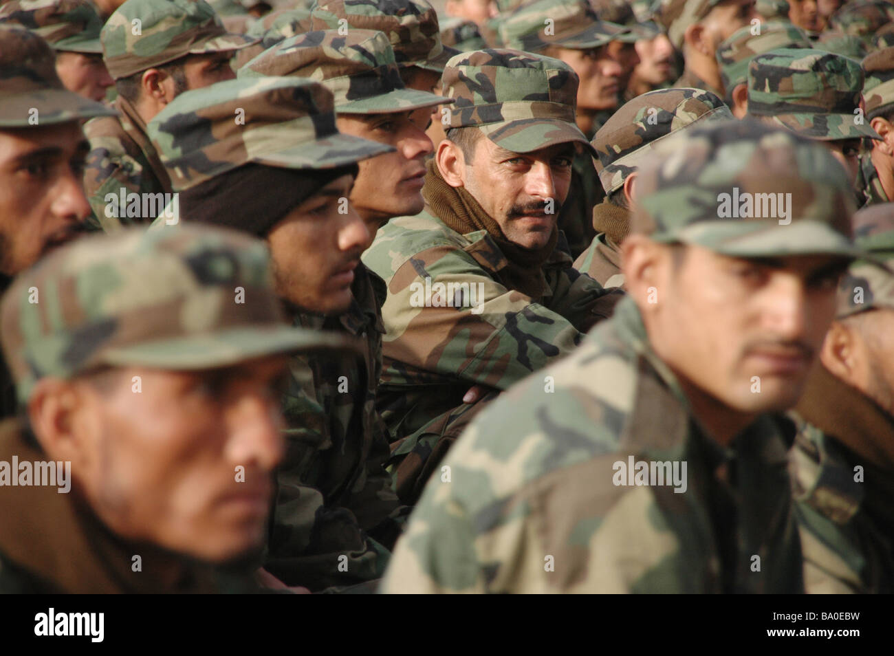 Les recrues de l'Armée nationale afghane à écouter les instructeurs au cours de la formation de base au centre de formation militaire de Kaboul, Afghanistan. Banque D'Images