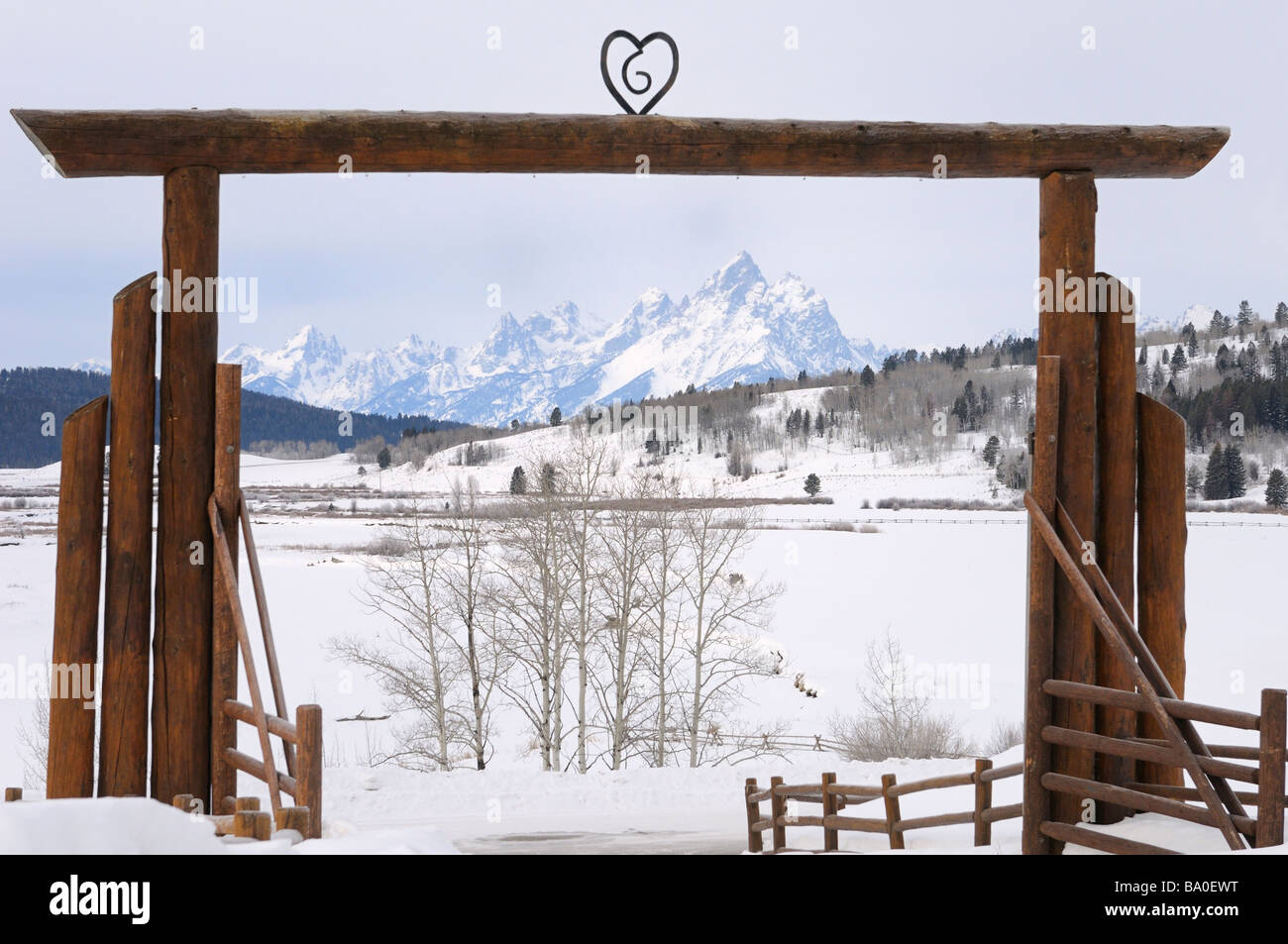 Gate Arch de coeur Six Ranch dans la vallée de Buffalo couvertes de neige en hiver ossature bois pics Grand Teton Wyoming USA Banque D'Images