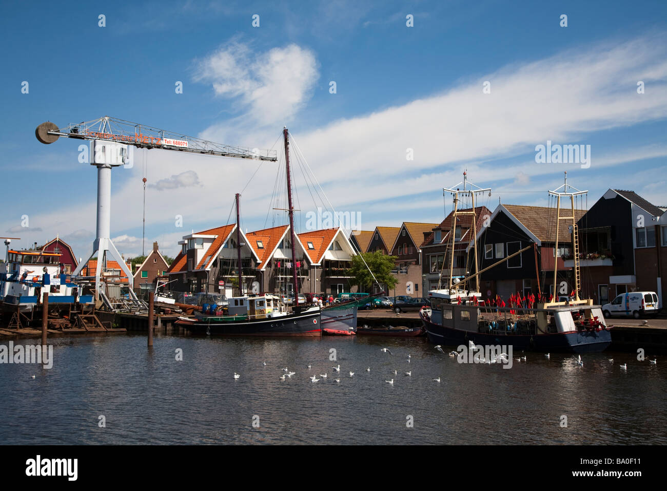 Bateaux de pêche au port avec maisons modernes d'Urk Pays-Bas Banque D'Images