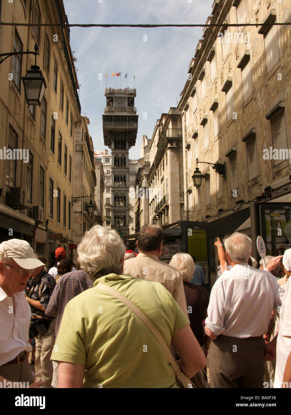 Plus de nos jours une attraction touristique qu'un moyen de transport, l'Elevador Santa Justa relie le centre-ville de Lisbonne à Carmo Squar Banque D'Images