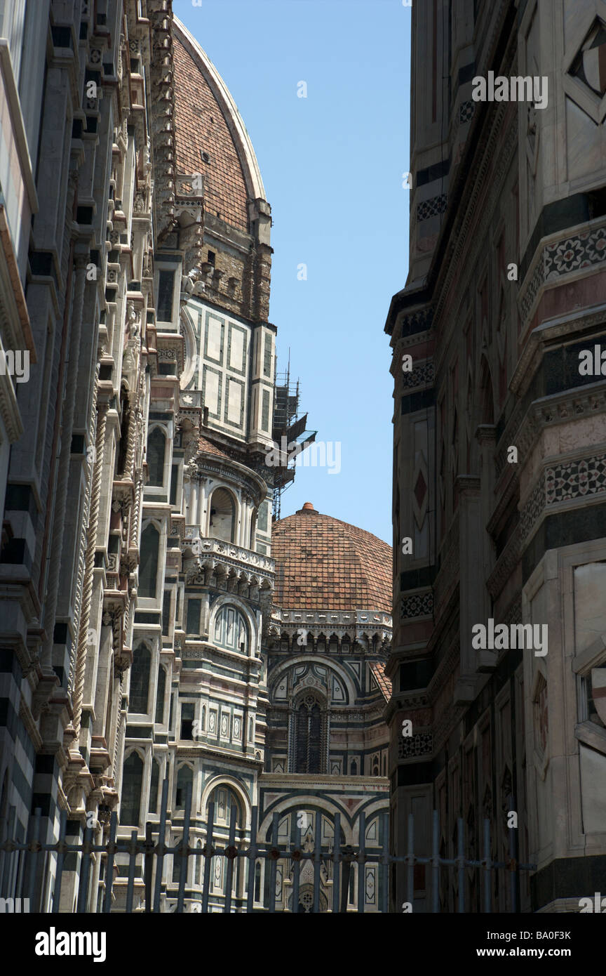 Une vue inhabituelle du Duomo à Florence Italie depuis une rue latérale. Banque D'Images