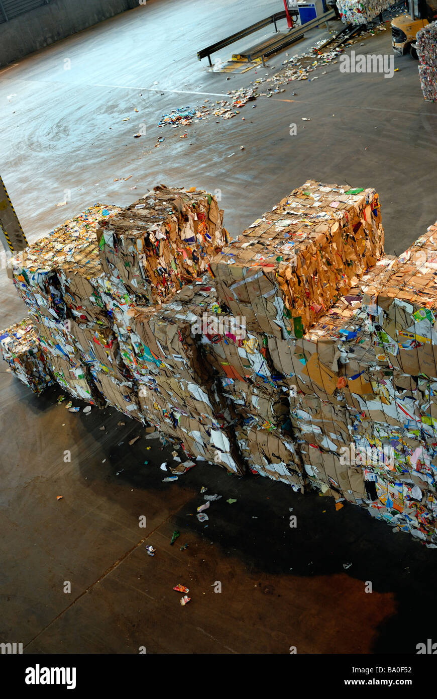 Paris France, vue intérieure, Centre de recyclage des ordures ménagères, papier D'Occasion empilé, « Compagnie SYCTOM » déchets Banque D'Images