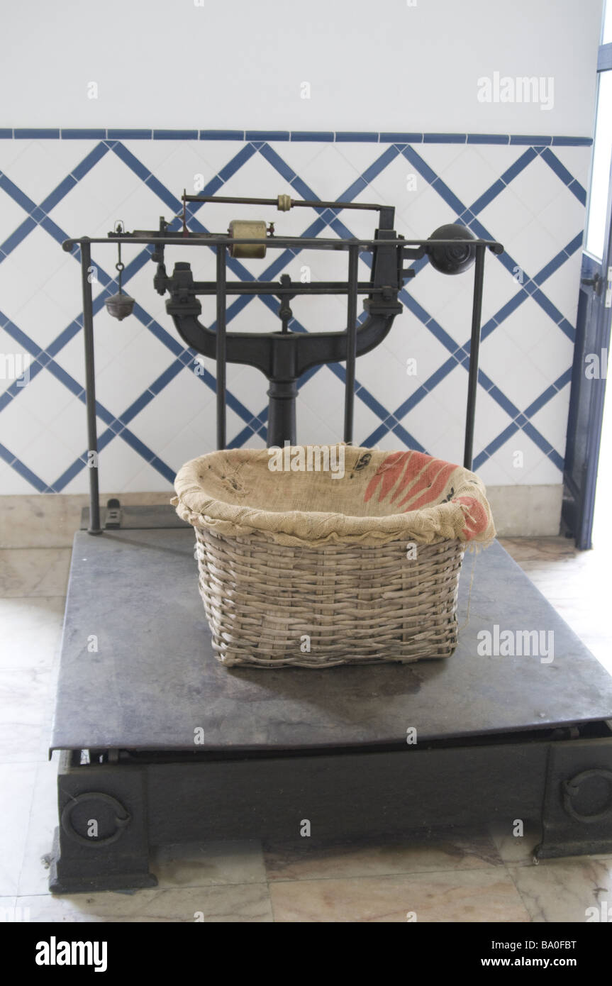 L'échelle à l'ancienne sur Montrer sur la Gare de Régua, Portugal Banque D'Images