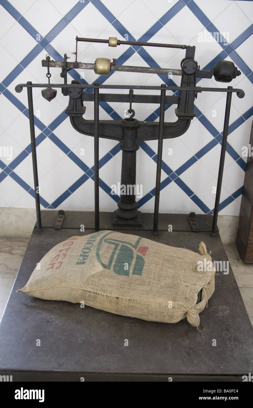 L'échelle à l'ancienne sur Montrer sur la Gare de Régua, Portugal Banque D'Images