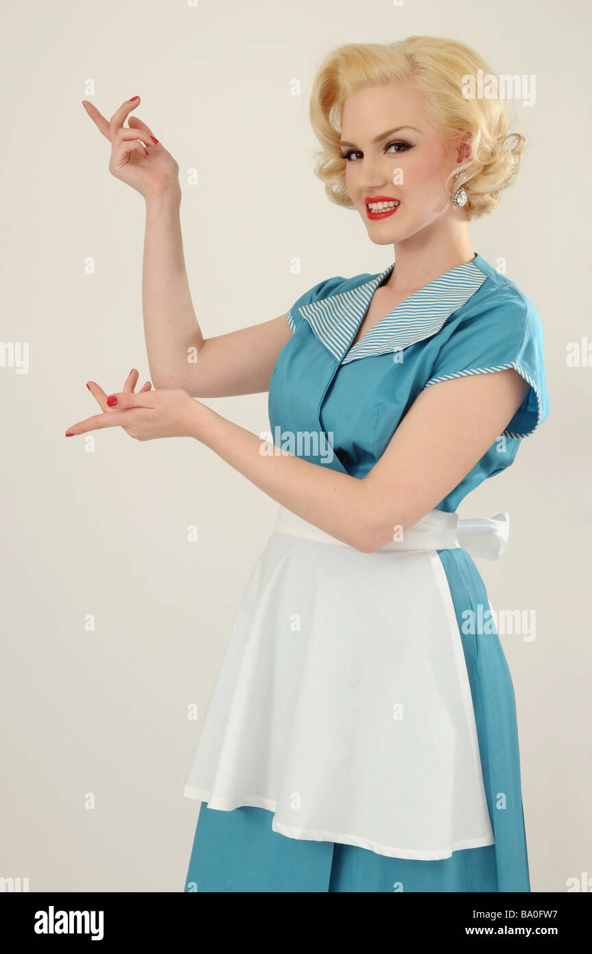 Années 1950, femme au foyer ou une serveuse pointing Banque D'Images