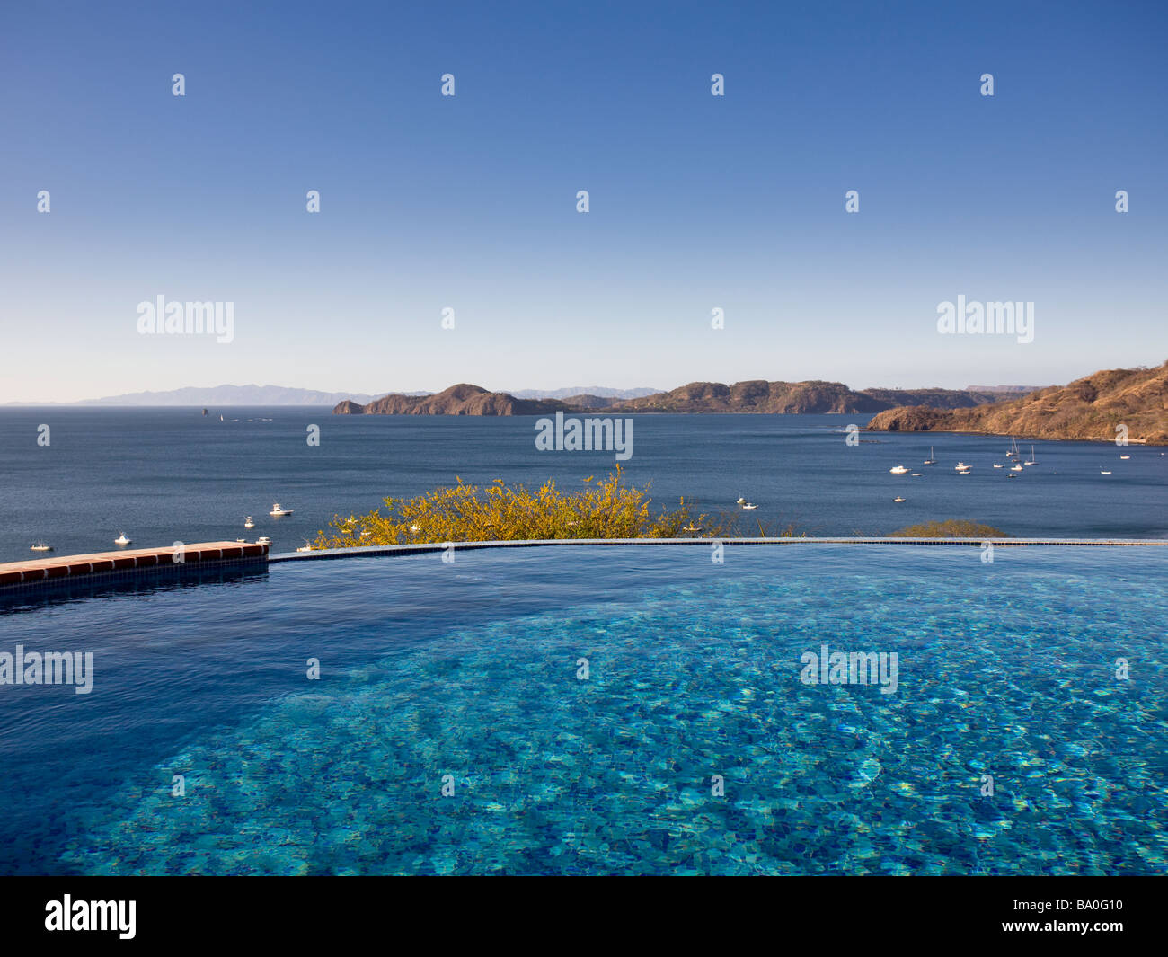 Vue sur la baie de Papagayo à partir d'un pool de condo à Playa Hermosa à Guanacaste, Costa Rica. Banque D'Images
