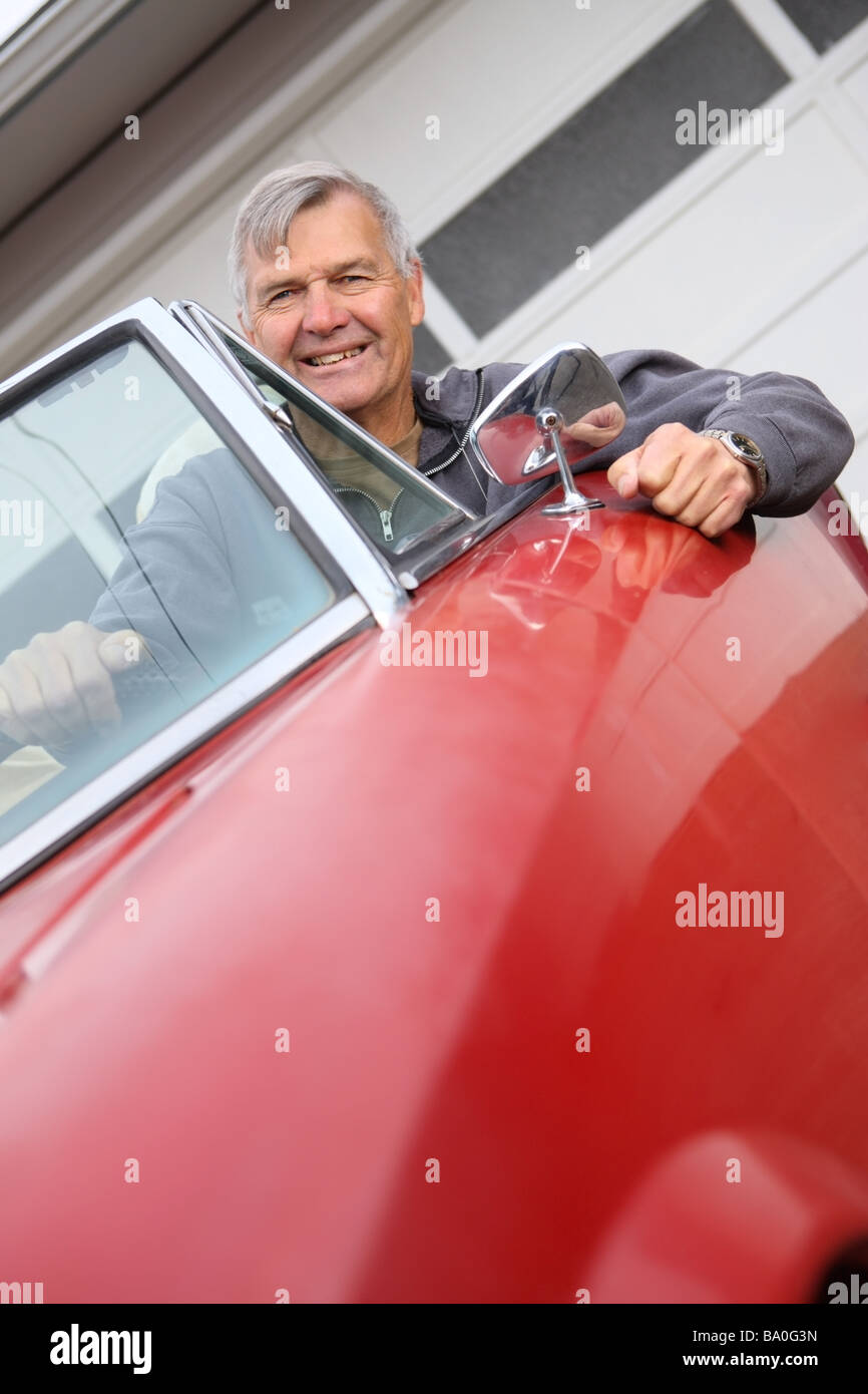 Senior man sitting in convertible car Banque D'Images