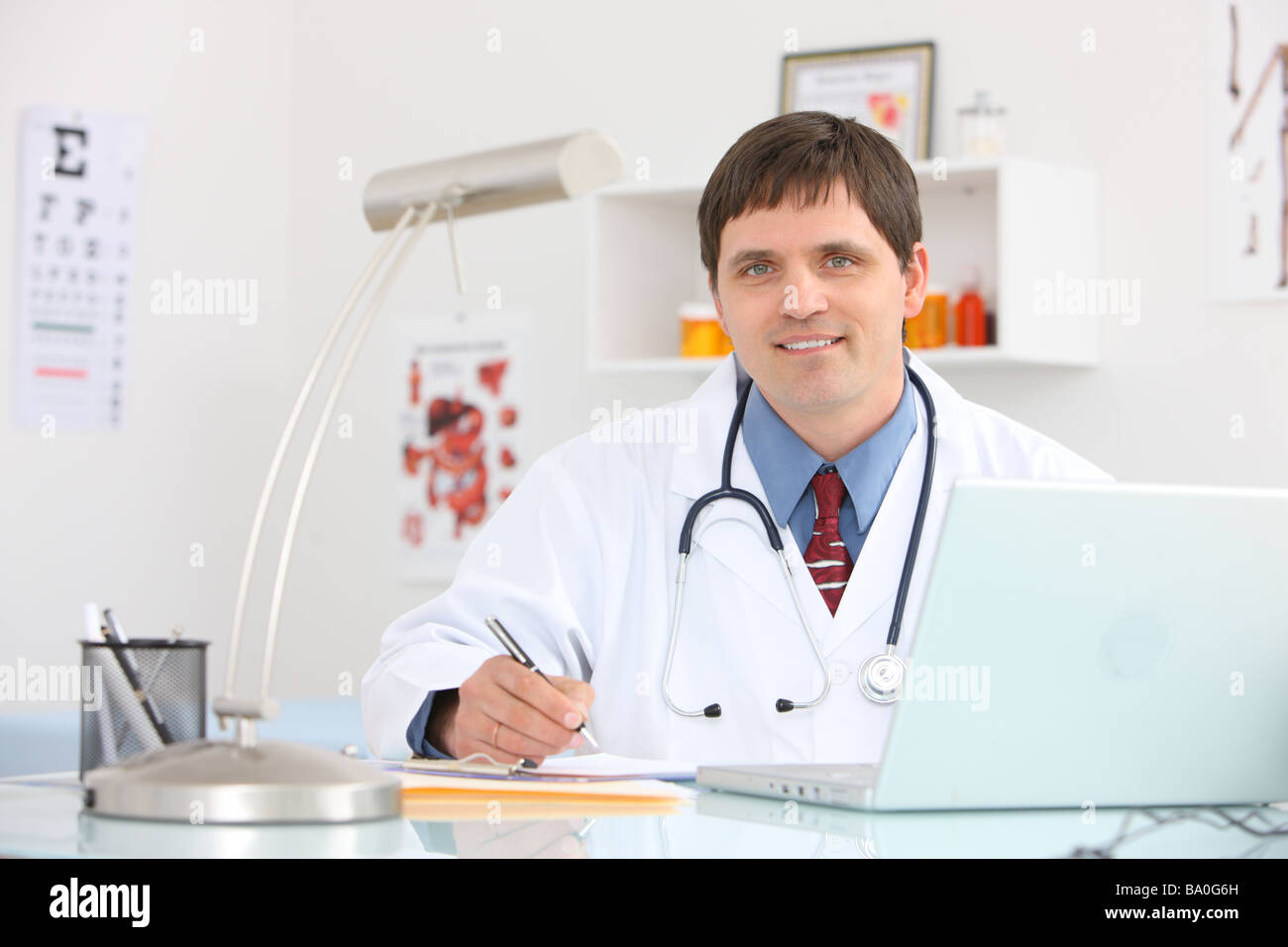 Médecin au bureau avec ordinateur Banque D'Images