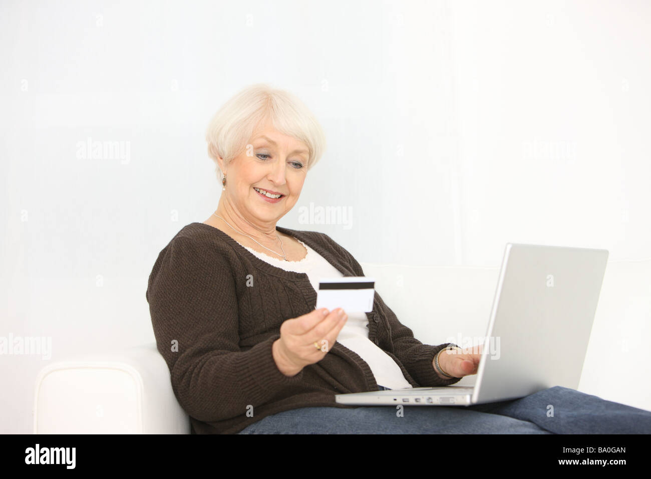 Senior woman with laptop and credit card Banque D'Images