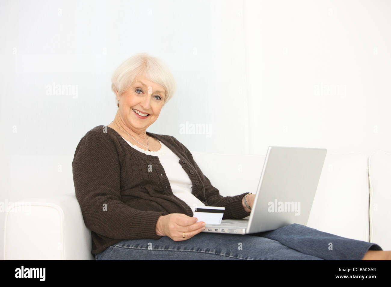 Senior woman with laptop and credit card Banque D'Images