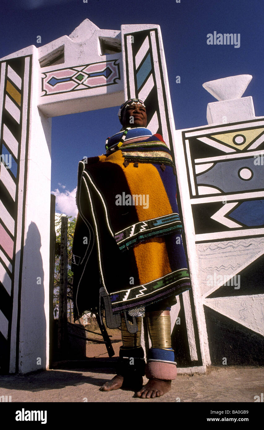 Esther Mahlangu emthombothimi kwandebele village afrique du sud Banque D'Images