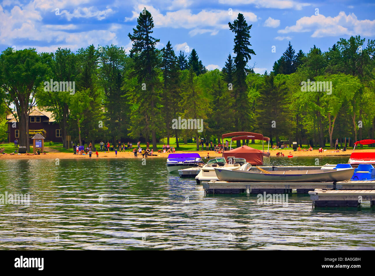 Les vacanciers se détendre sur la plage de sable de Clear Lake dans le parc national du Mont-Riding Wasagaming Manitoba Canada Banque D'Images