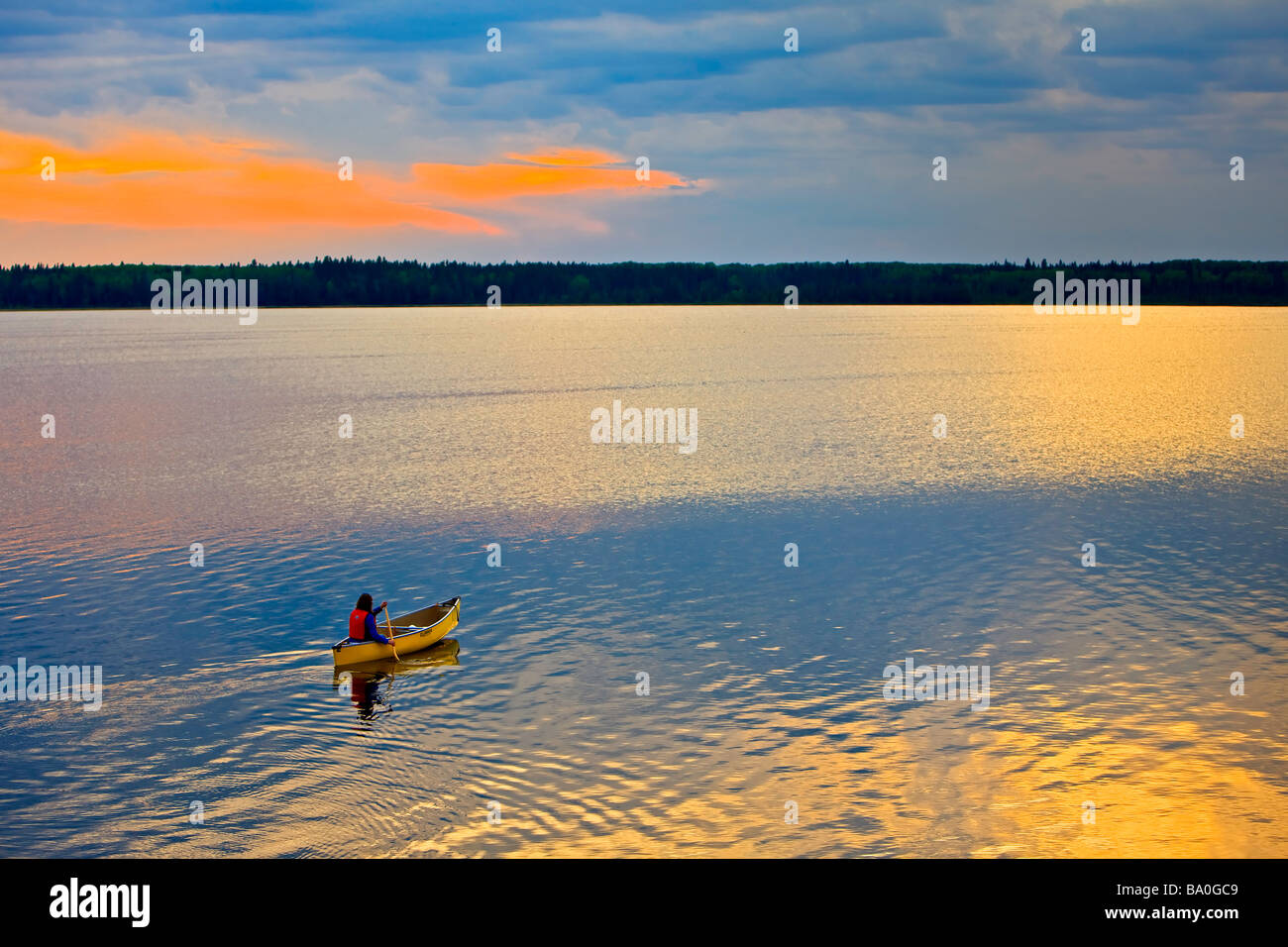 Canoë sur le lac Audy au coucher du soleil dans le parc national du Mont-Riding, Manitoba Canada Model Publié Banque D'Images