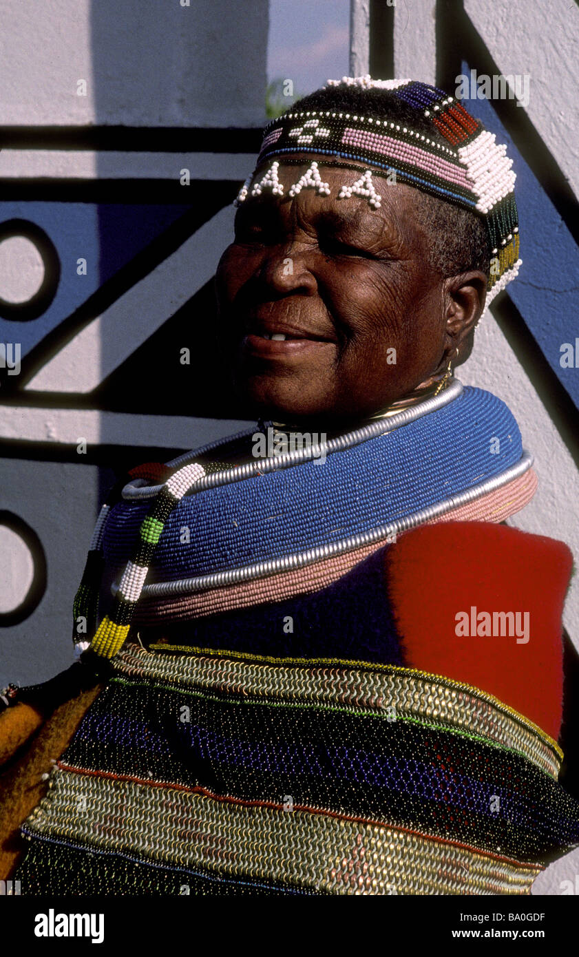 Esther Mahlangu emthombothimi kwandebele village afrique du sud Banque D'Images