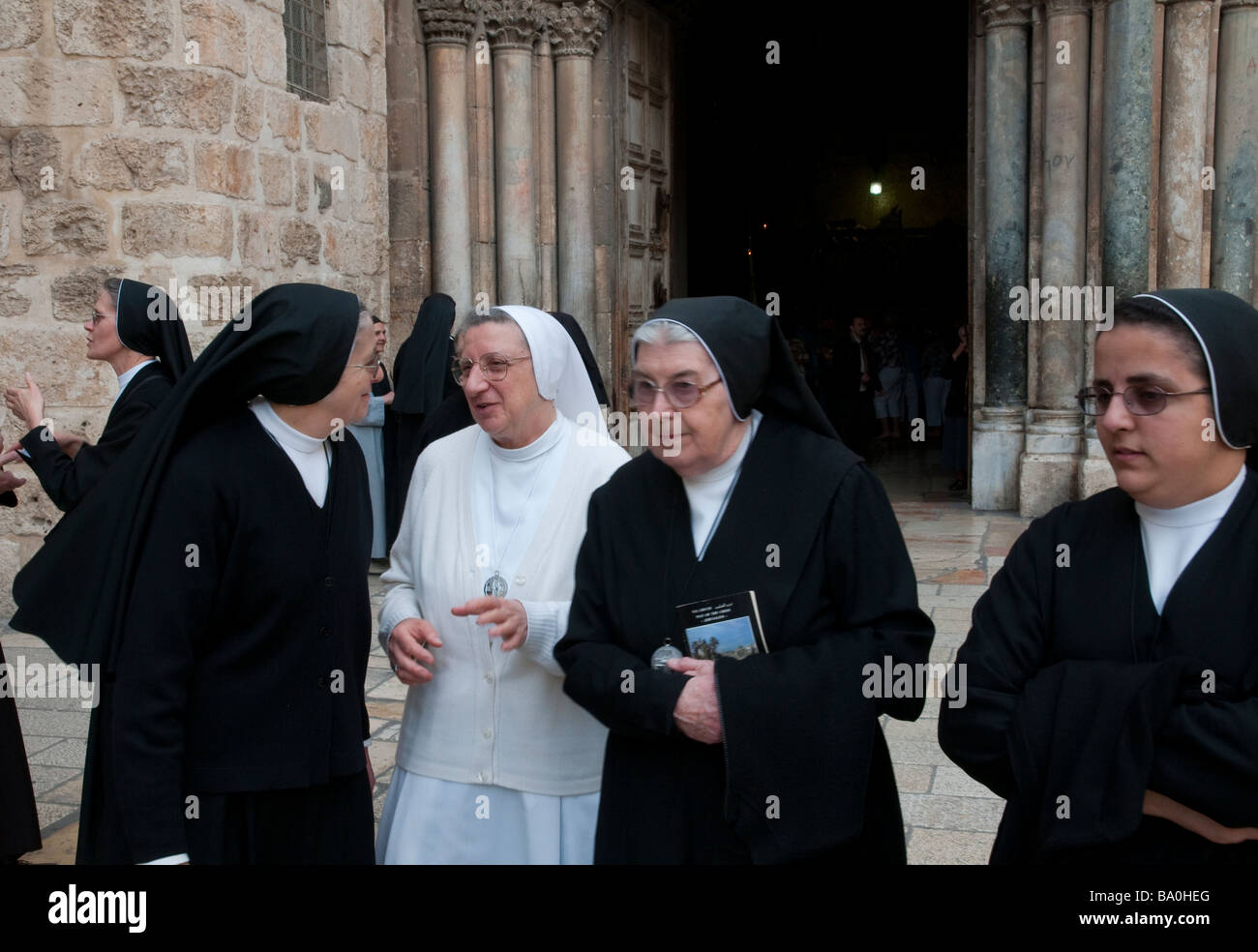 Israël Jérusalem Vieille Ville église de Saint Sépulcre groupe des nones  chatting at porte d'entrée Photo Stock - Alamy