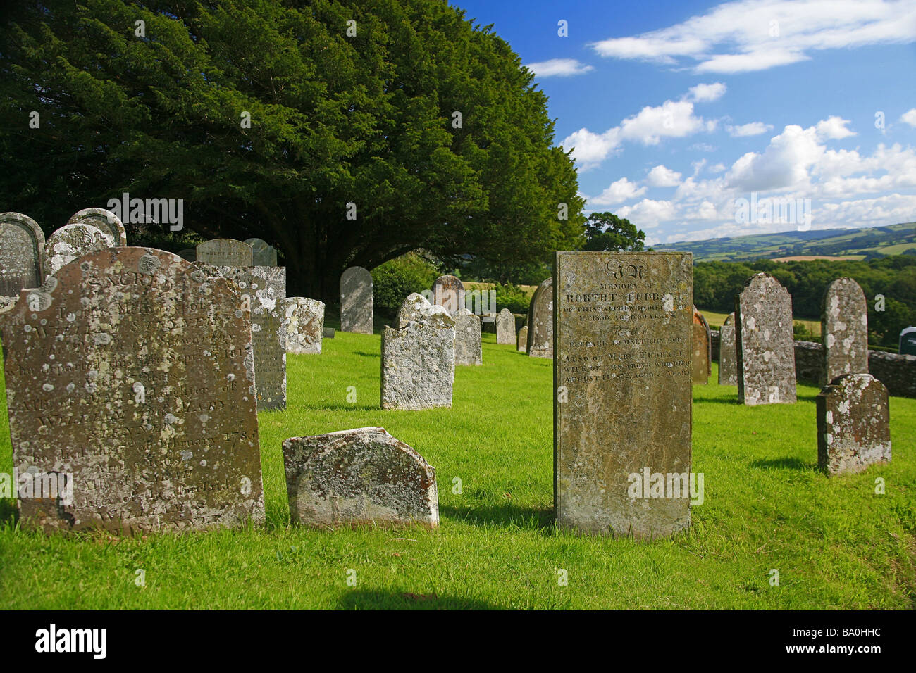 Des pierres tombales dans le cimetière de Selworthy, Somerset, England, UK Banque D'Images