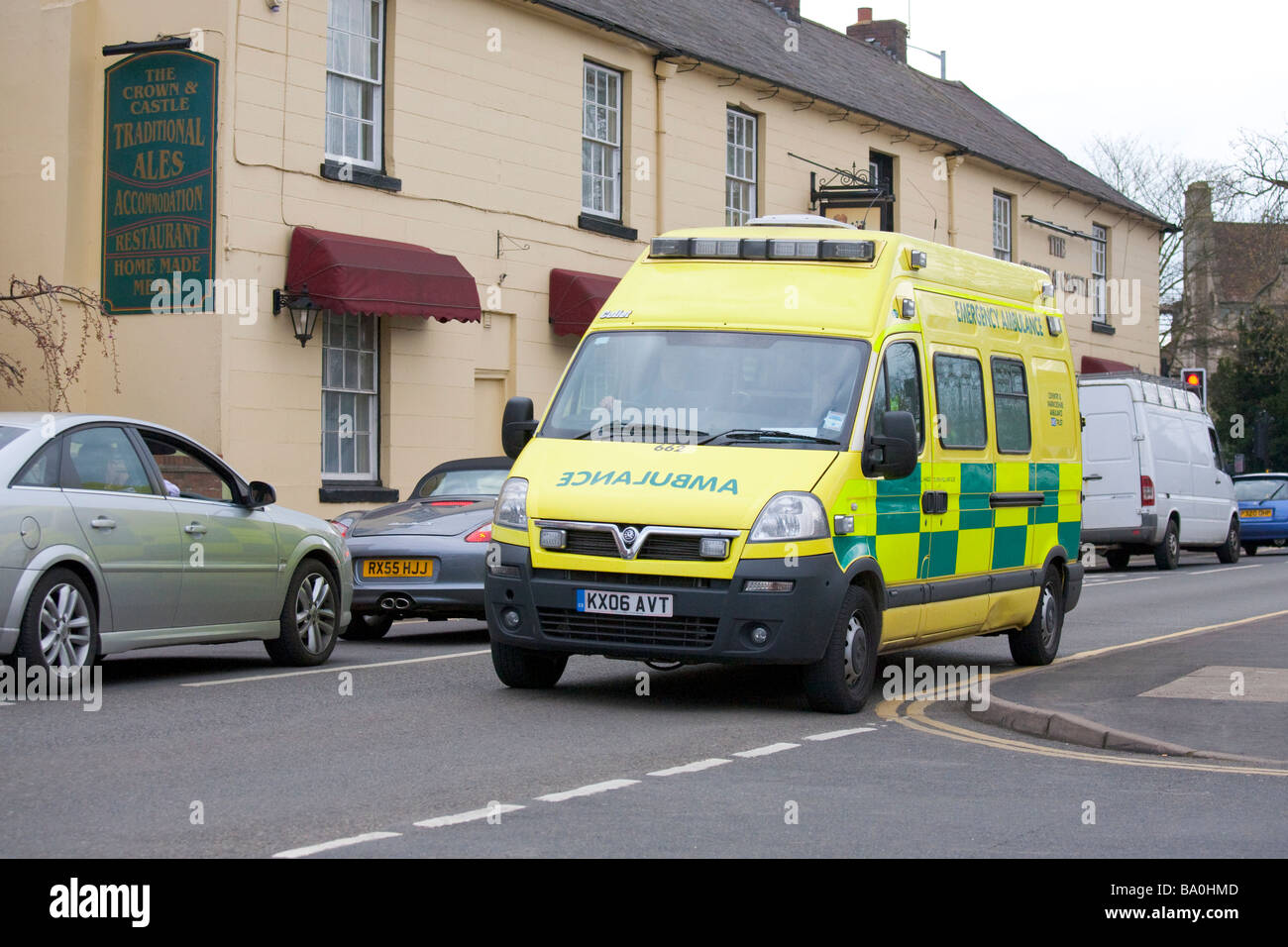 L'ambulance d'urgence passe par Warwick, England, UK sur son chemin à l'hôpital Banque D'Images