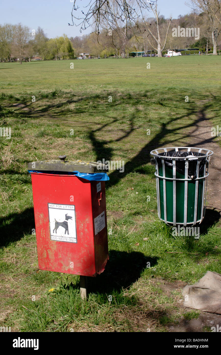 Poubelles au Henley Oxfordshire Printemps 2009 Banque D'Images