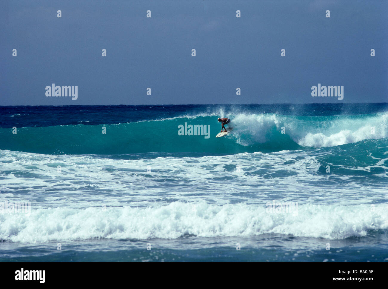 Décoller sur une vague de houle du vent au point Sud Barbade Banque D'Images Décoller sur une vague de houle du vent au point Sud Barbade Banque D'Images