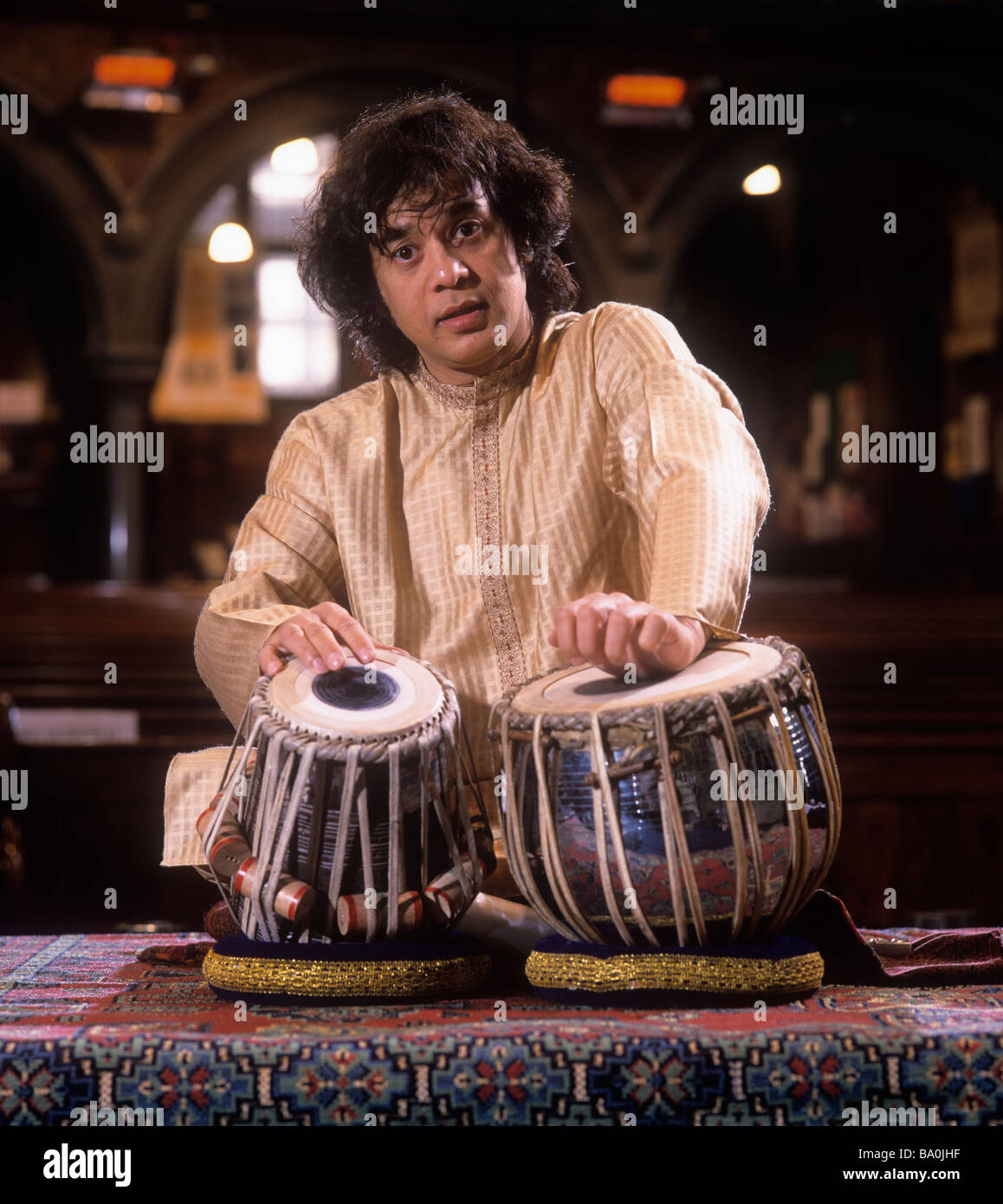 Musicien indien Zakir Hussain, jouant tabla, à Londres. Banque D'Images