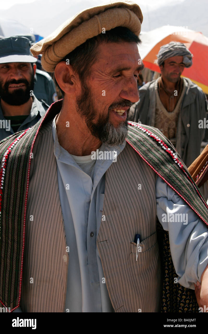 Homme portant un chapeau traditionnel afghan sur le marché transfrontalier  près à la frontière d'Ishkashim entre le Tadjikistan et l'Afghanistan Photo  Stock - Alamy