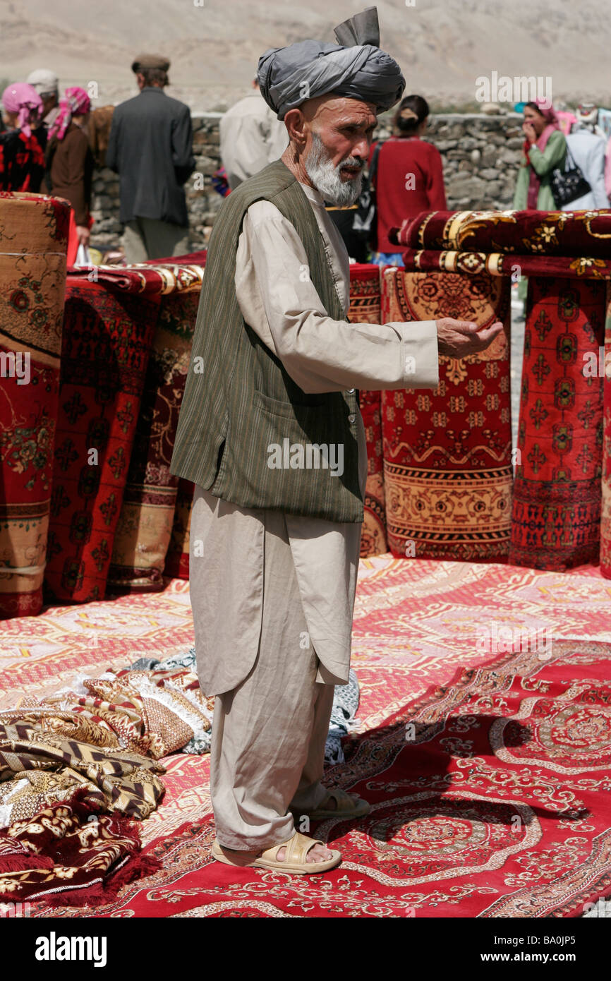 Tapis Afghan vendeur sur le marché transfrontalier près à la frontière  d'Ishkashim entre le Tadjikistan et l'Afghanistan Photo Stock - Alamy