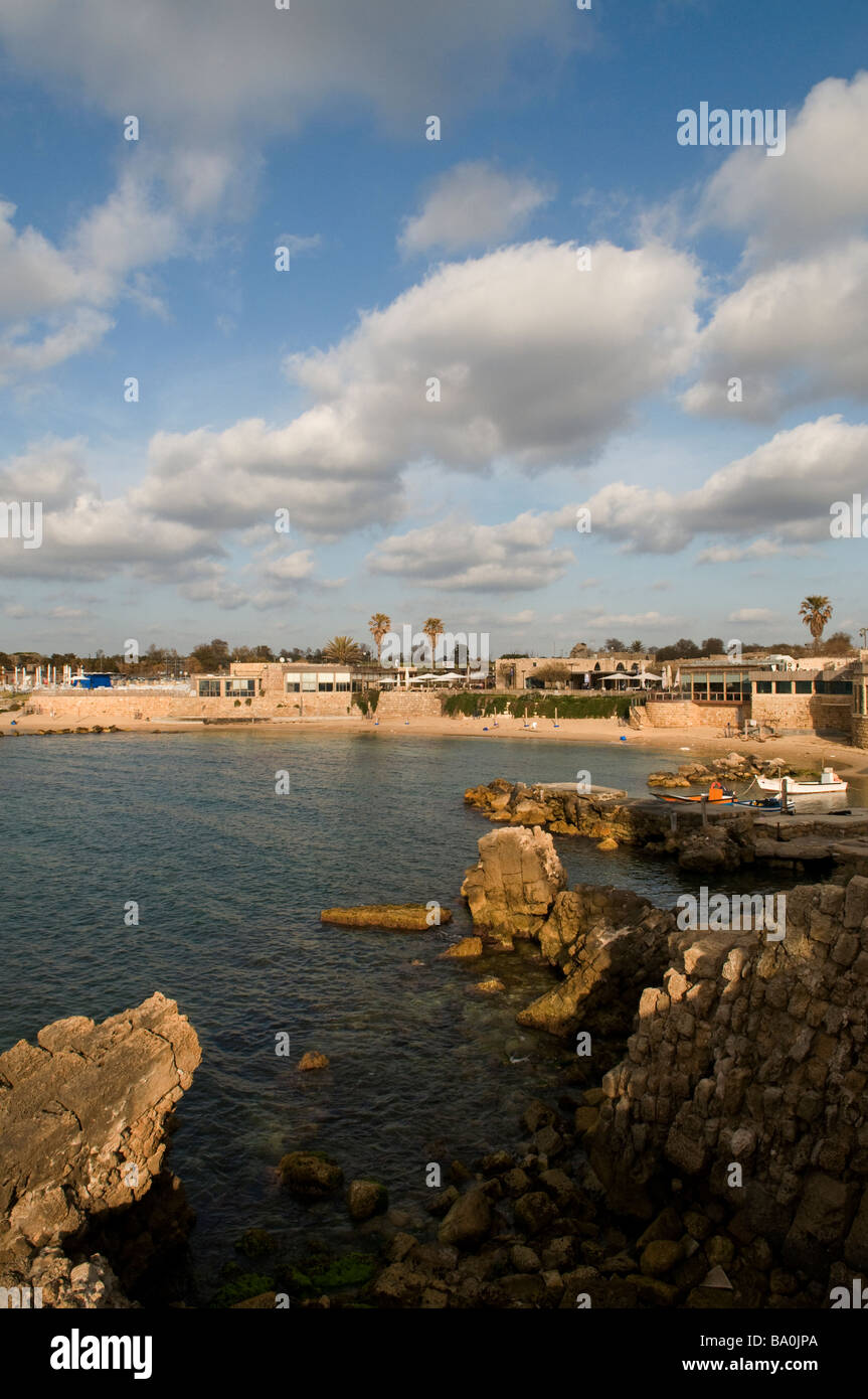 Vue panoramique sur le vieux port dans le parc national de Césarée en Israël Banque D'Images