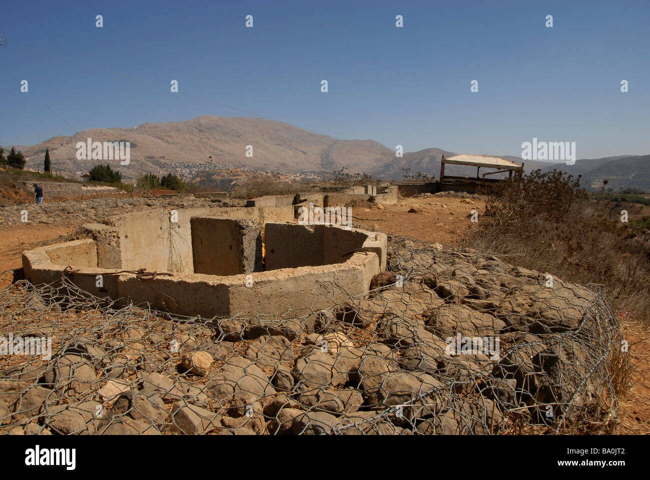 Un bunker israélien abandonné sur une crête stratégique avec le mont Hermon en arrière-plan, près de la frontière avec la Syrie, sur le plateau du Golan Israël Banque D'Images