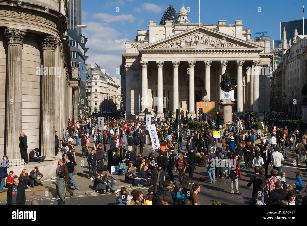 Manifestation pacifique devant la Banque d'Angleterre, Threadneedle Street Royal Exchange. Les gens remplissent la place Credit Crunch G20 protestants des années 2000 au Royaume-Uni. Banque D'Images