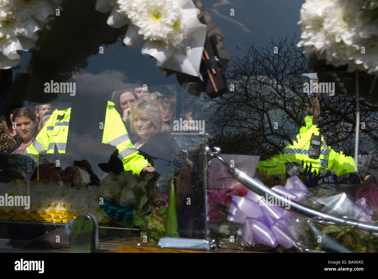 Cercueil cercueil cercueil avec le corbillard en verre Jade Goodys funèbres 2009 Jade Goody une réalité TV Star Reflections dans Essex UK 2000s HOMER SYKES. Banque D'Images