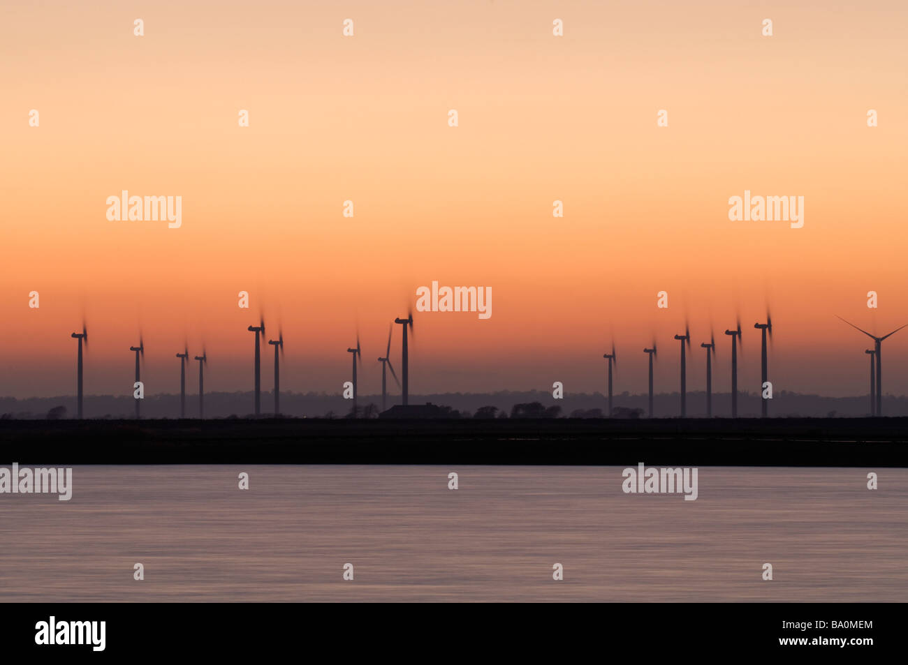 Les éoliennes et les pylônes de lignes et Romney Marsh Kent UK Banque D'Images