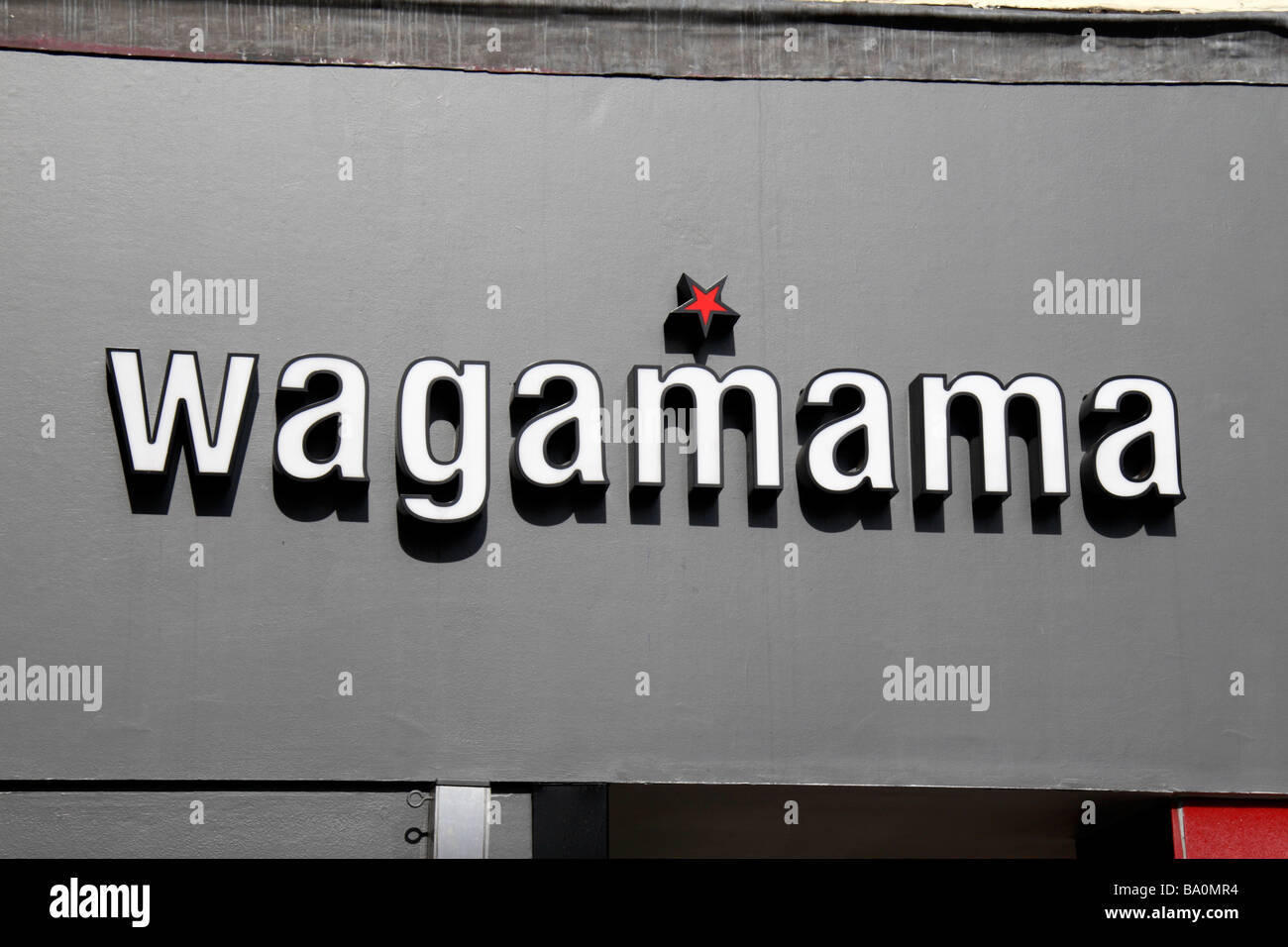 Le signe au dessus de l'entrée du restaurant Wagamama à Richmond, Surrey. Mars 2009 Banque D'Images