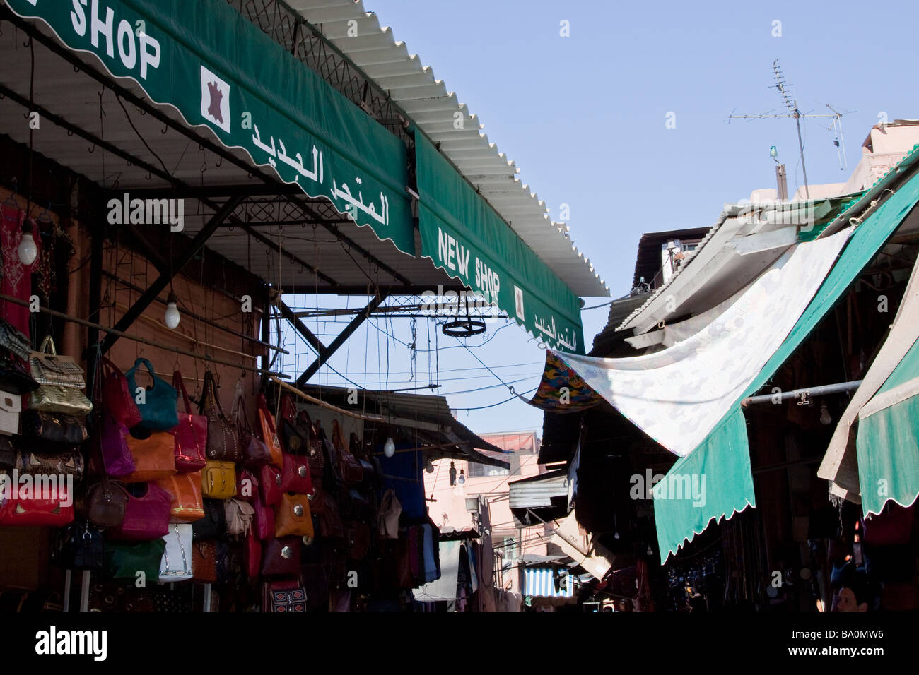 Le couvert des différents étals du marché de la vente de biens aux touristes dans les souks de la médina de Marrakech Banque D'Images