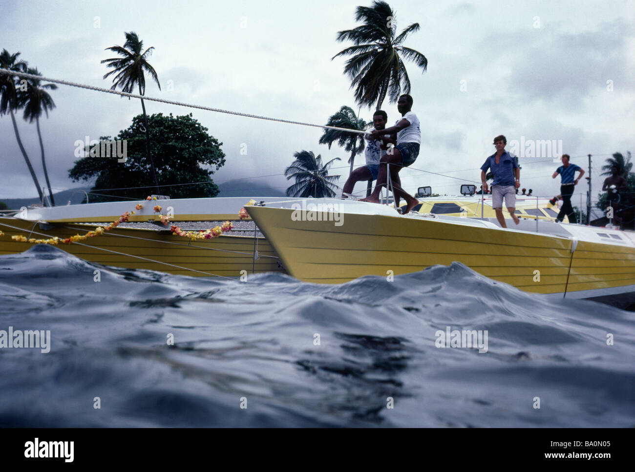 Lancement par la main-d'un catamaran 76 Spirit of St Christopher à St martin antilles Banque D'Images