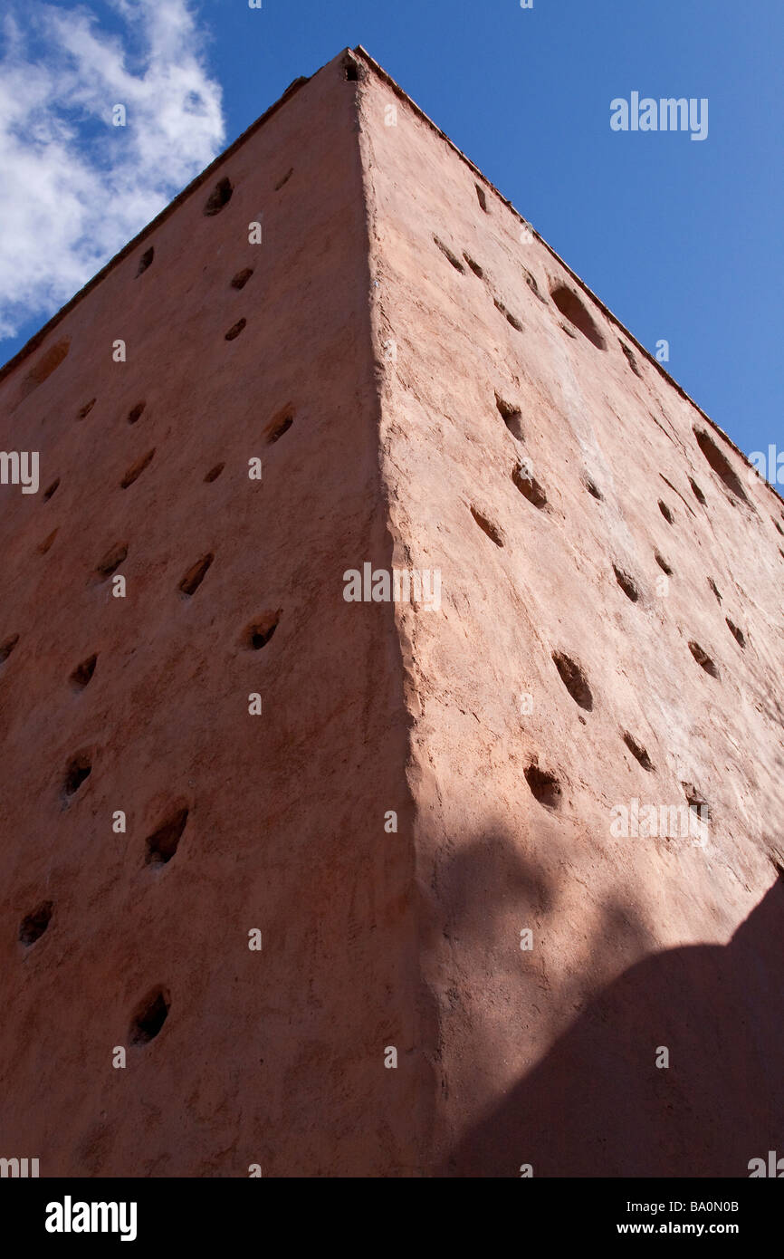 Vue sur la vieille ville historique de la Médina de mur contre un ciel bleu marquant les confins de la ville historique de Marrakech Banque D'Images