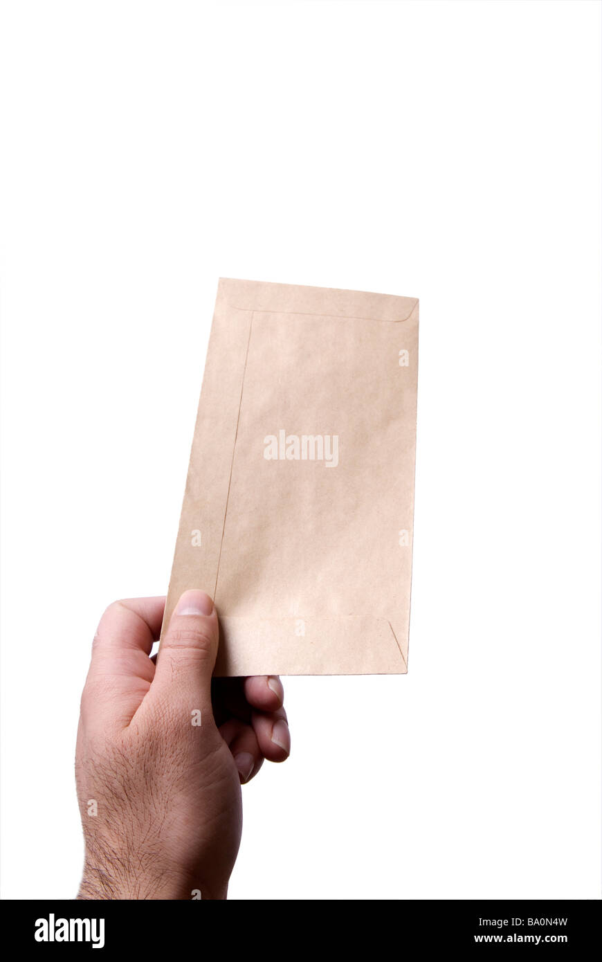 Main tenant une enveloppe brune sur un fond blanc. Banque D'Images