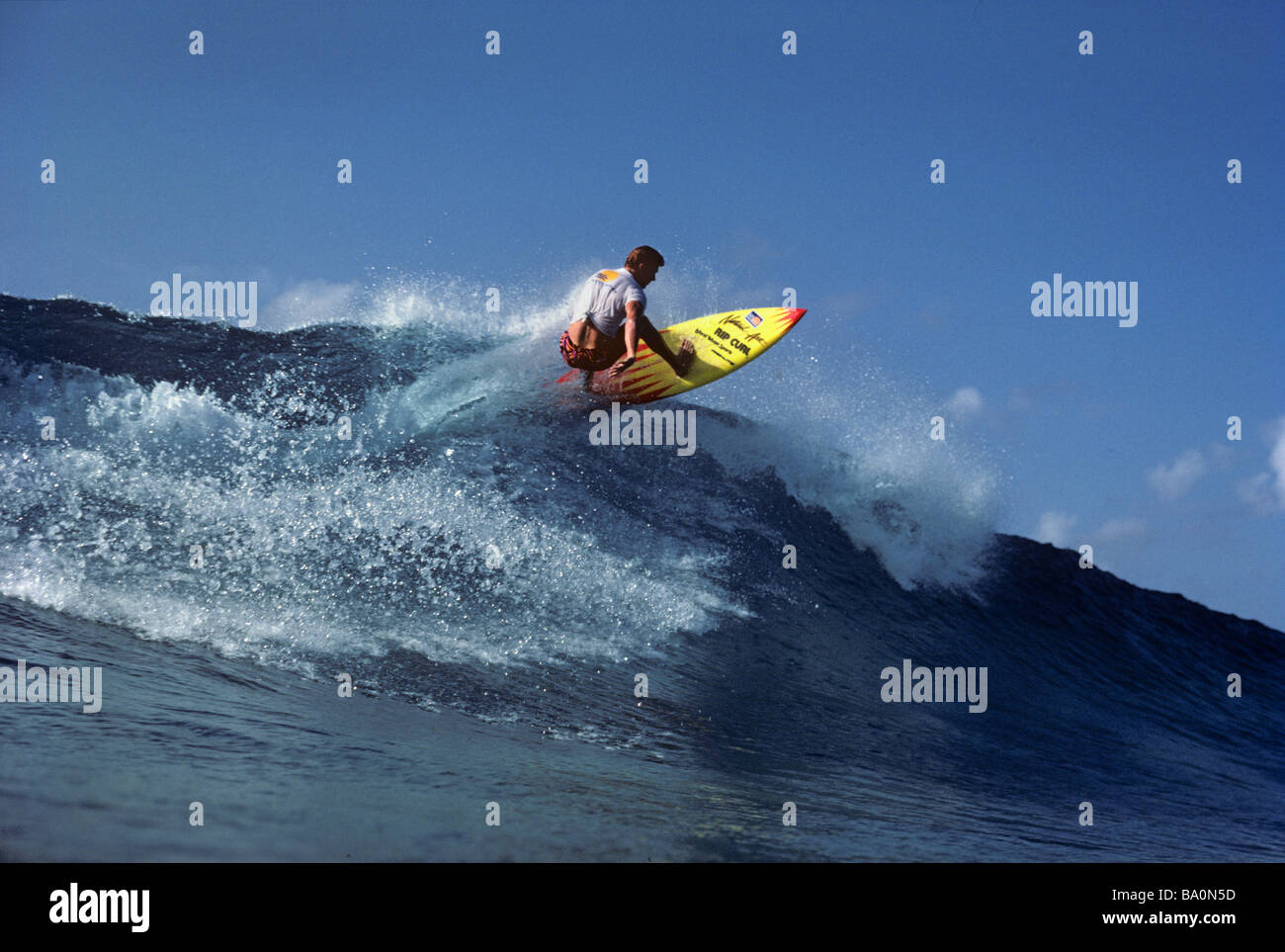 Aller vite surfer sur la lèvre de la vague à Banon sur la côte sud de la Barbade Banque D'Images Aller vite surfer sur la lèvre de la vague à Banon sur la côte sud de la Barbade Banque D'Images