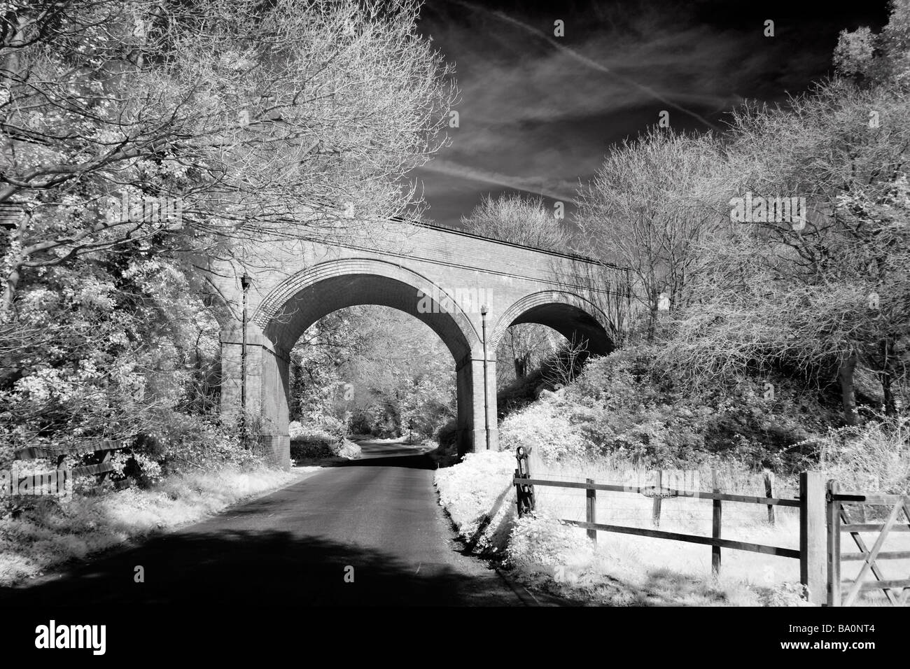 'Un pont ferroviaire voûté en briques' traversant une route de campagne 'East Anglia' Grande-Bretagne Banque D'Images